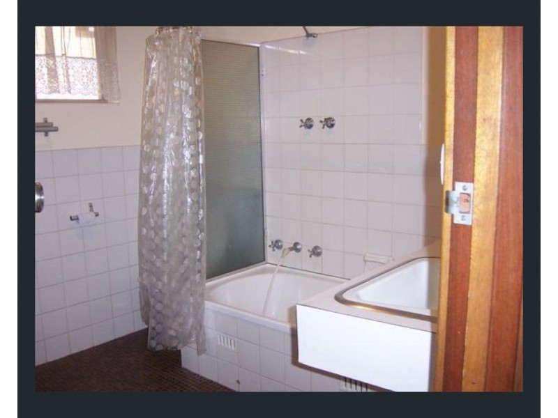 2/4  Eton Road, Keswick SA 5035