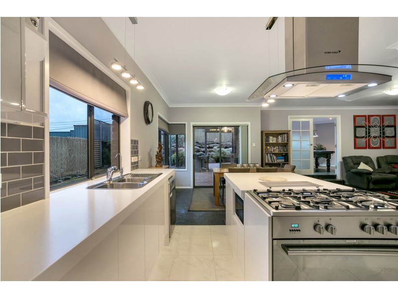 20 Alfonso Drive, Hallett Cove SA 5158