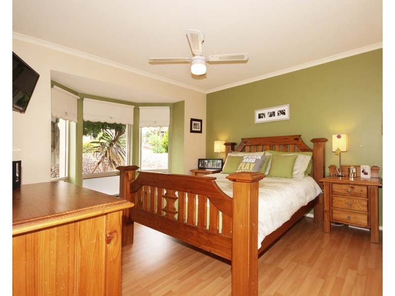 16 Simone Crescent, Morphett Vale SA 5162