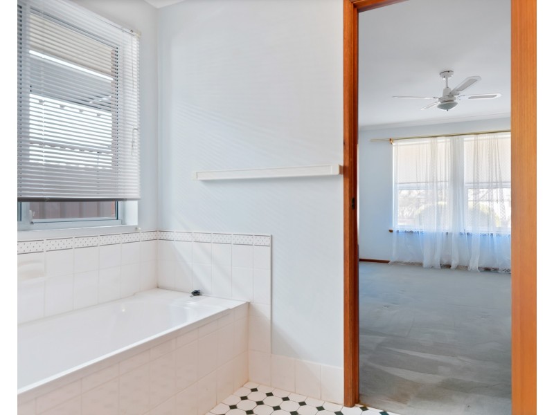 23 Shillabeer Crescent, Woodcroft SA 5162