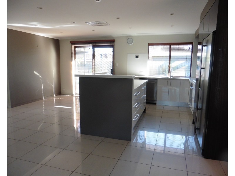 20 Warburton Drive, Woodcroft SA 5162