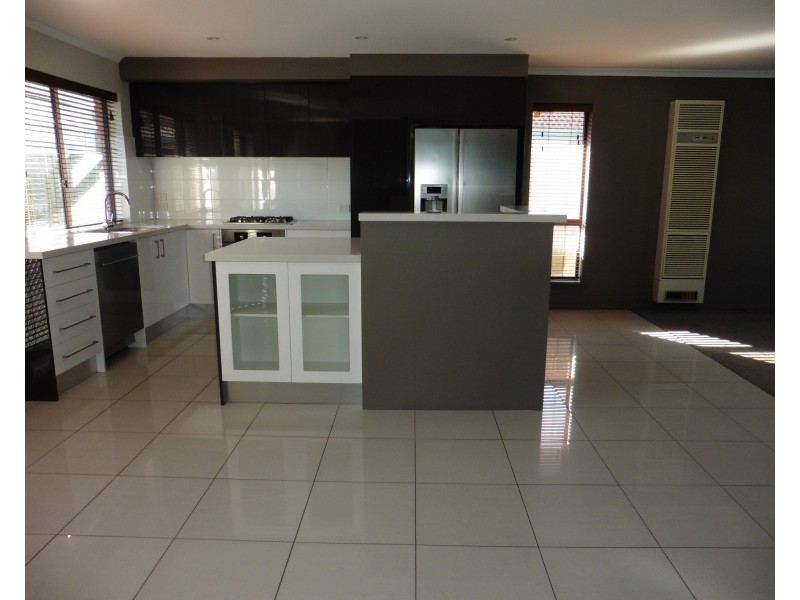 20 Warburton Drive, Woodcroft SA 5162