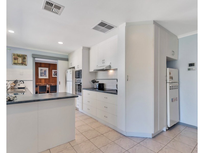 4 Cave Court, Morphett Vale SA 5162