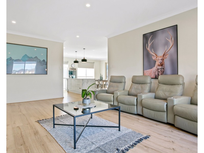 11 Sunrise Drive, Woodcroft SA 5162