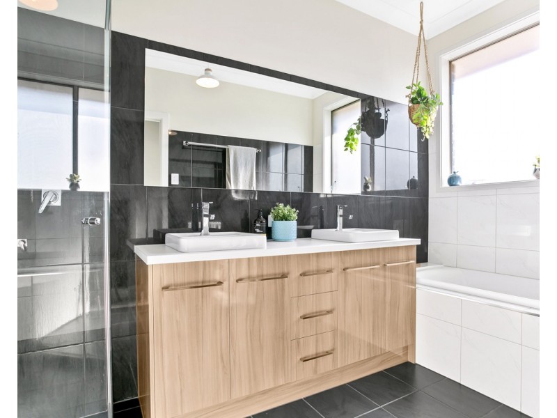 11 Sunrise Drive, Woodcroft SA 5162