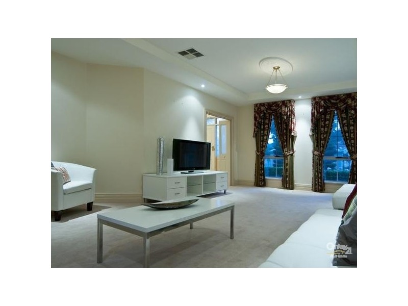 8 Lakeside Close, Mawson Lakes SA 5095