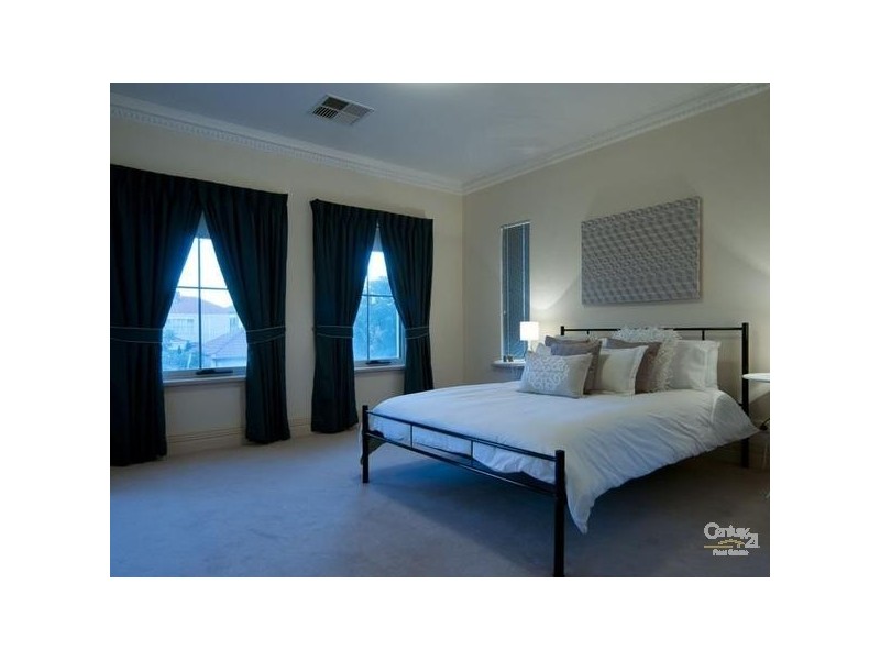 8 Lakeside Close, Mawson Lakes SA 5095