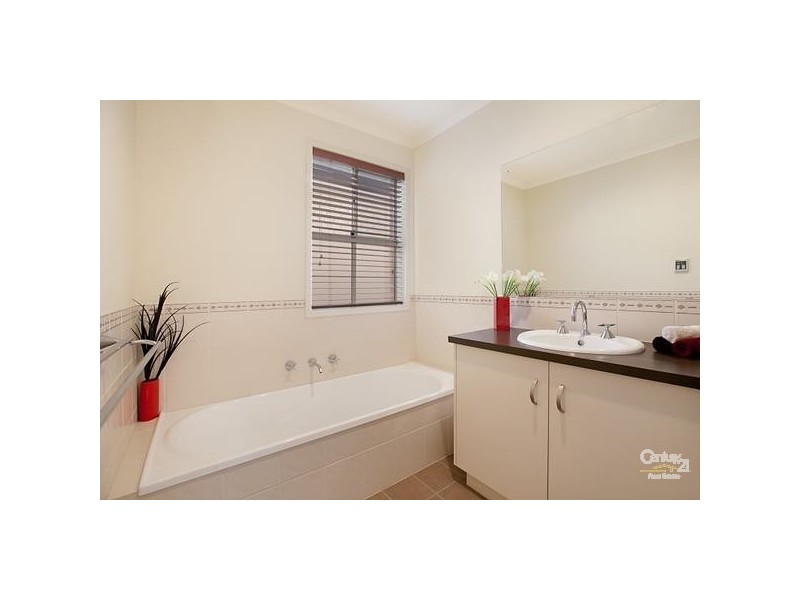 28 Lomond Circuit, Mawson Lakes SA 5095