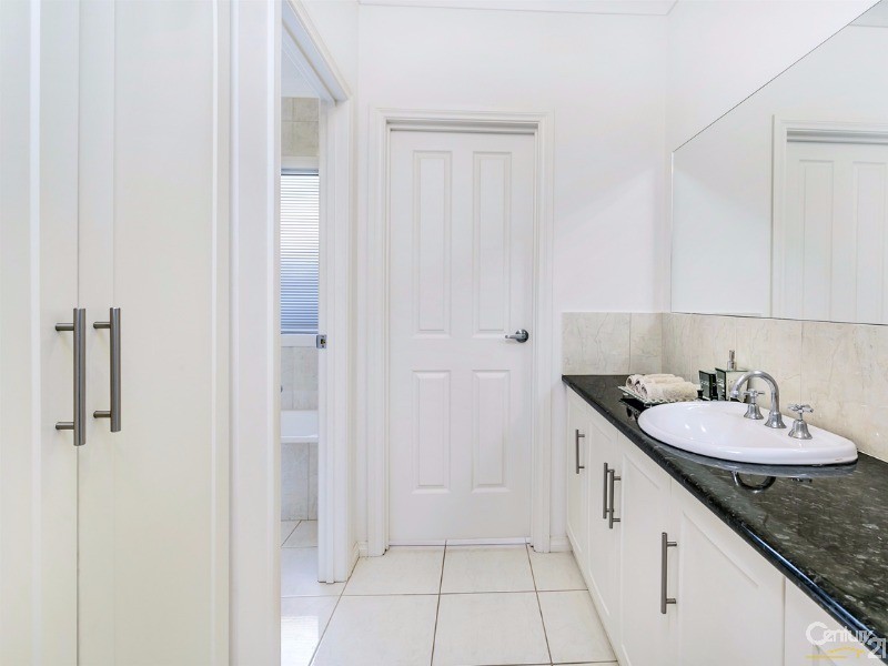 5 Maquarie Street, Mawson Lakes SA 5095