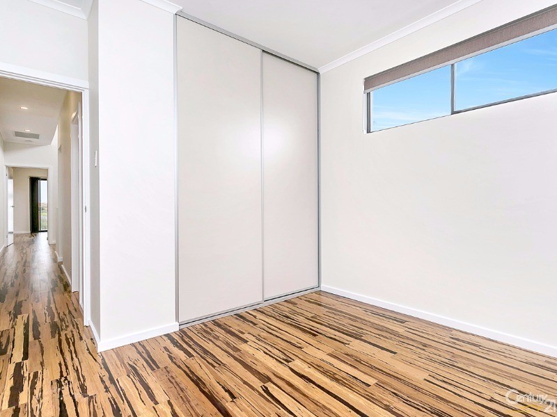 32b Broadwater Crescent, Mawson Lakes SA 5095