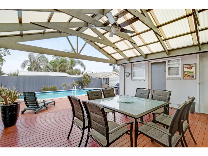 5 Dienelt Drive, Para Hills West SA 5096