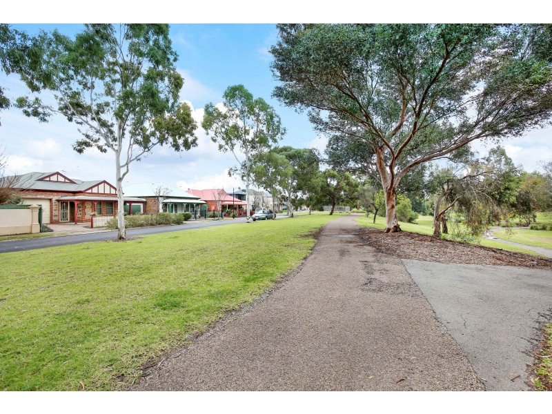 13 Parkdale Crescent, Mawson Lakes SA 5095