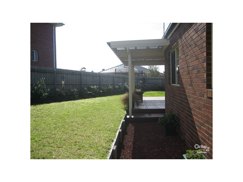 2 Cobbler Grange, Lynbrook VIC 3975