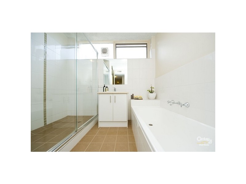 2/17 Hughenden Road, St Kilda East VIC 3183