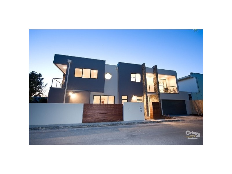 5 Greenmeadows Lane, corner Talbot Ave, St Kilda East VIC 3183