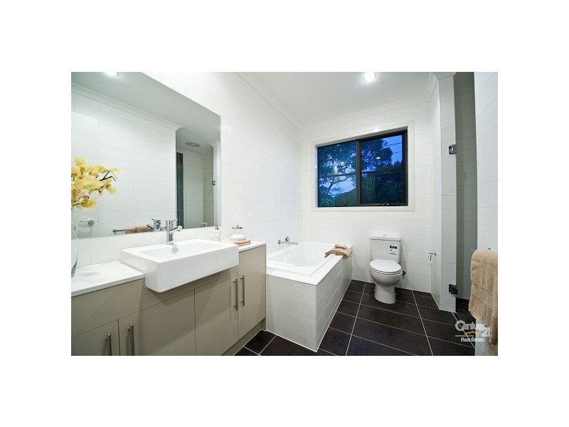 5 Greenmeadows Lane, corner Talbot Ave, St Kilda East VIC 3183