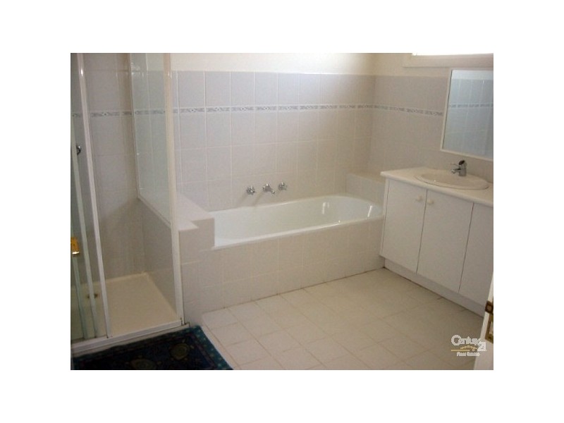 2/6 Mernda Avenue, Carnegie VIC 3163