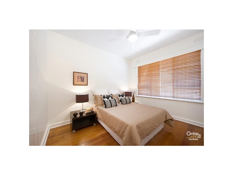 2/17 Burnett Street, St Kilda VIC 3182