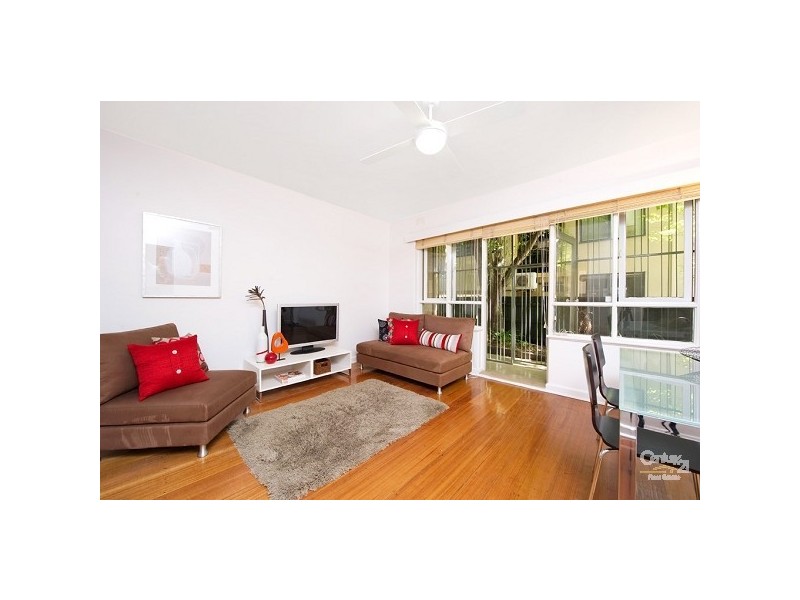 2/17 Burnett Street, St Kilda VIC 3182