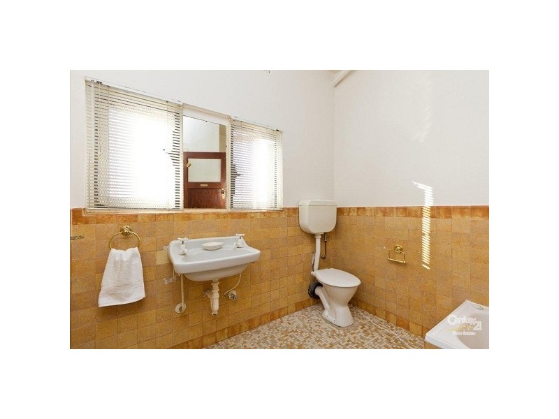 1/2 Hammerdale Avenue, St Kilda East VIC 3183