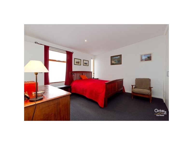 2/4 Westbury Grove, St Kilda East VIC 3183