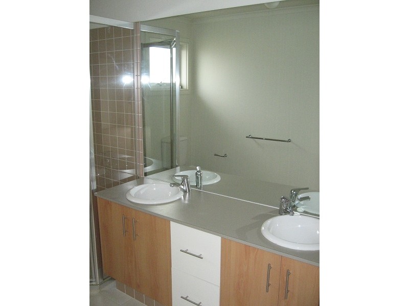 8 Carnoustie Parade, Heatherton VIC 3202