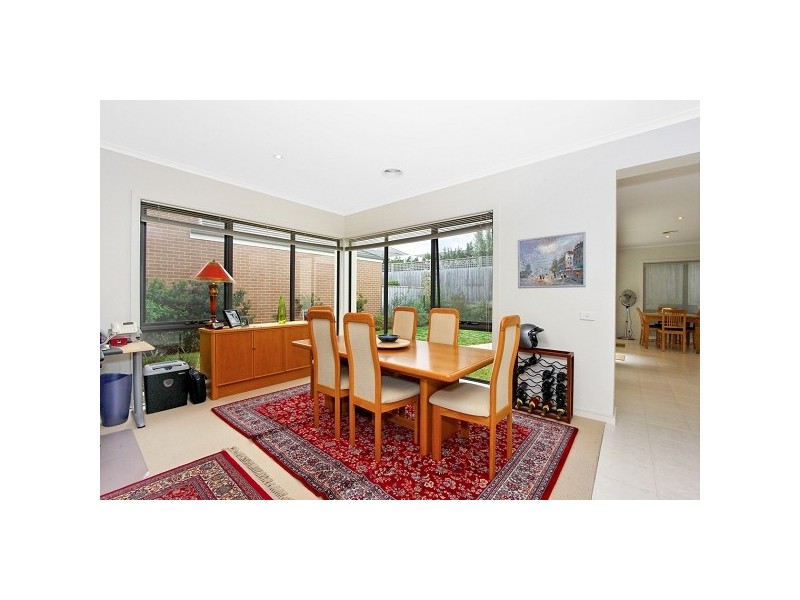 8 St Andrews Drive, Heatherton VIC 3202