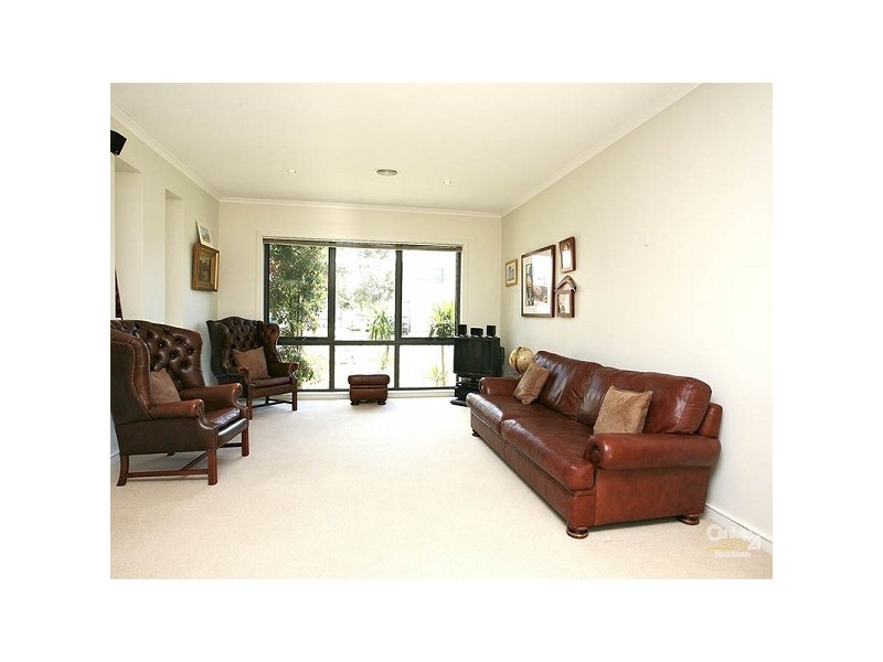 8 St Andrews Drive, Heatherton VIC 3202