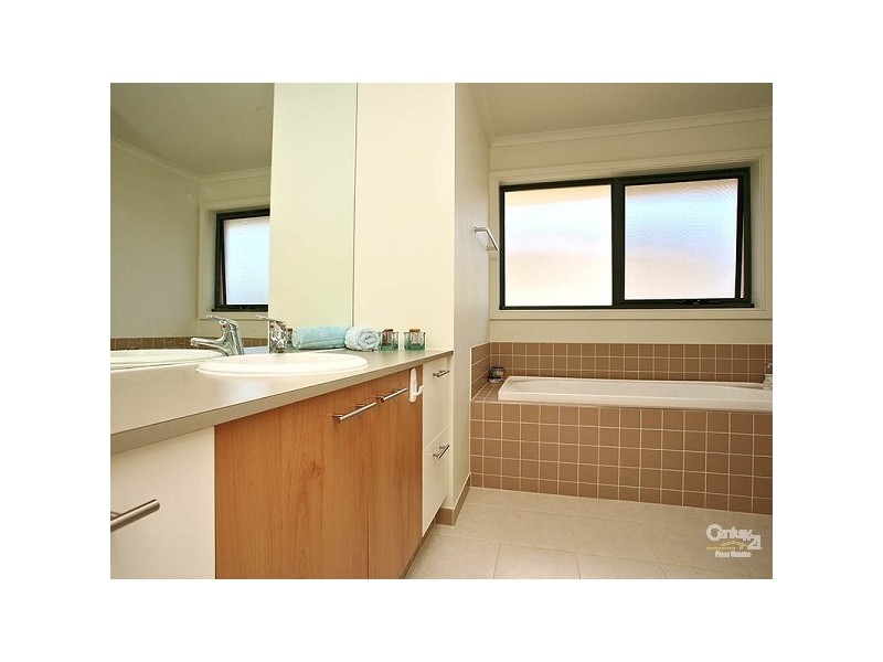 8 St Andrews Drive, Heatherton VIC 3202