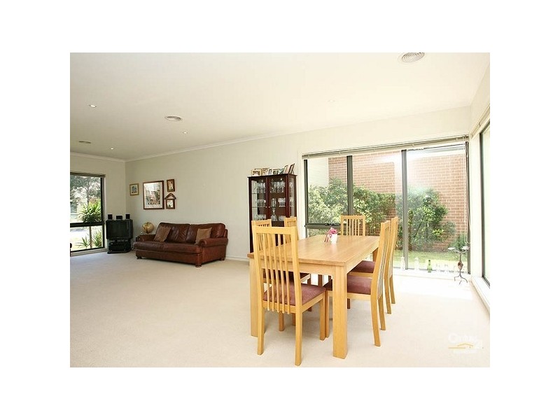 8 St Andrews Drive, Heatherton VIC 3202