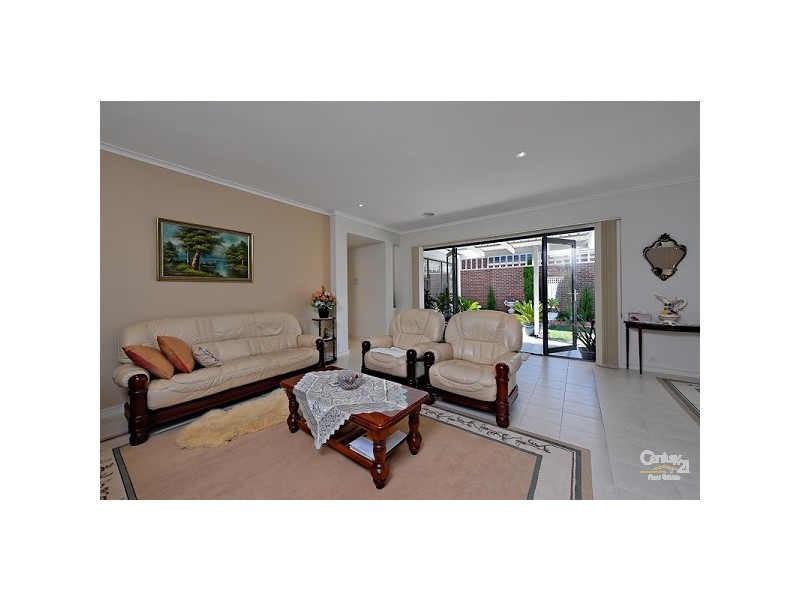 24 Oakmont Crescent, Heatherton VIC 3202