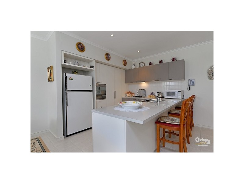 24 Oakmont Crescent, Heatherton VIC 3202