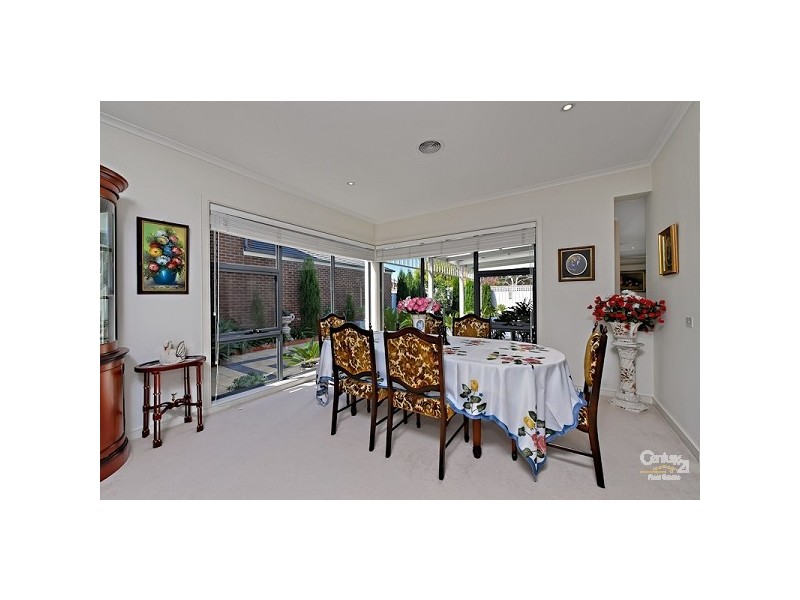 24 Oakmont Crescent, Heatherton VIC 3202