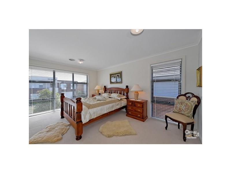 24 Oakmont Crescent, Heatherton VIC 3202