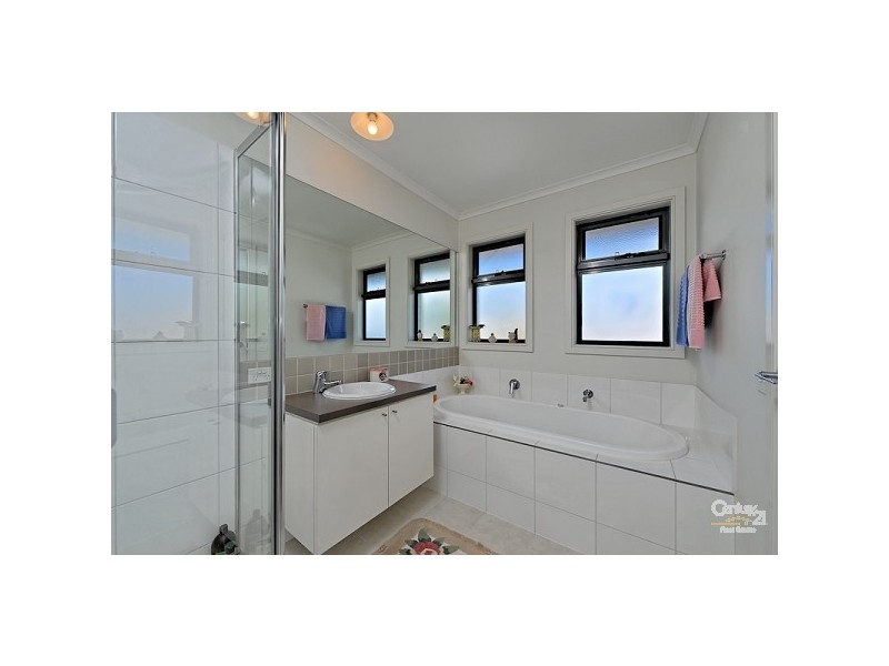 24 Oakmont Crescent, Heatherton VIC 3202