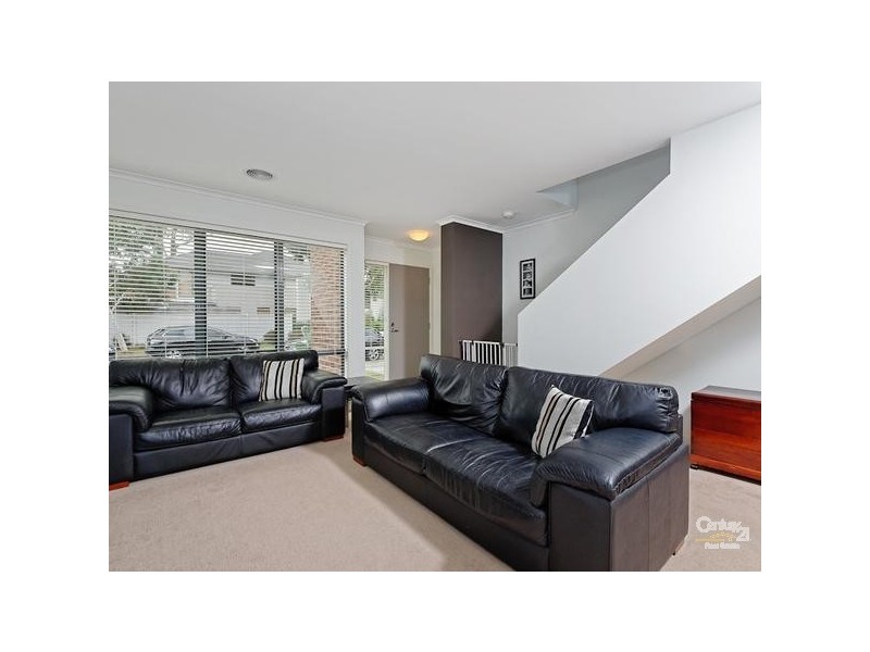 17 Pebble Beach Place, Heatherton VIC 3202