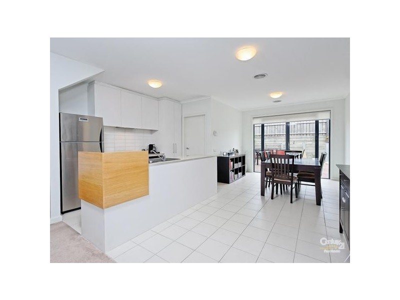 17 Pebble Beach Place, Heatherton VIC 3202