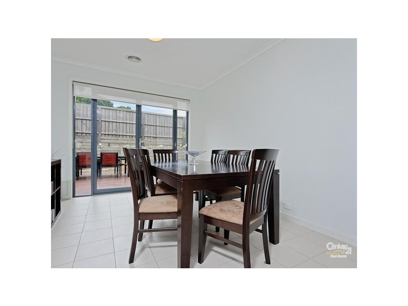 17 Pebble Beach Place, Heatherton VIC 3202