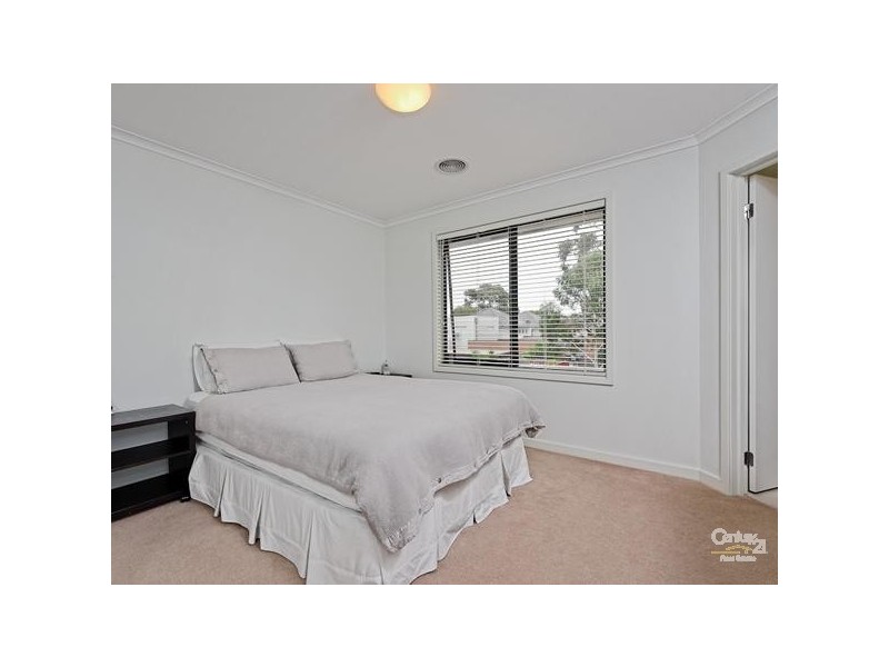 17 Pebble Beach Place, Heatherton VIC 3202