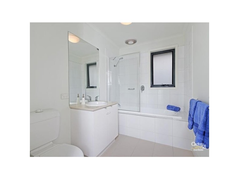 17 Pebble Beach Place, Heatherton VIC 3202