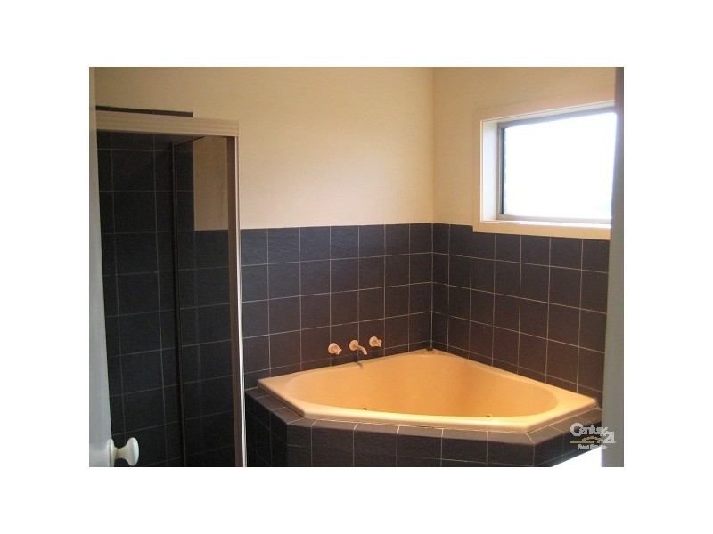 1/8 Manoon Road, Clayton South VIC 3169