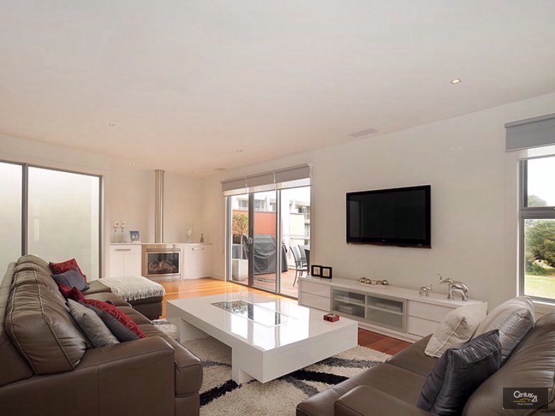 24 Silverbanks Grove, Mentone VIC 3194