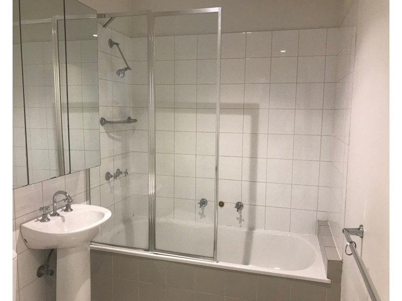 28/2 Monash Green Drive, Clayton VIC 3168