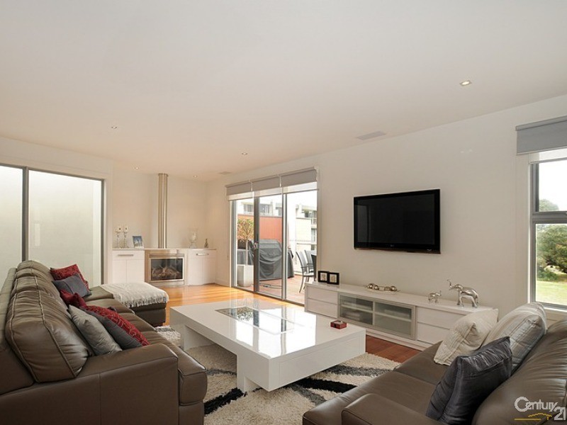 24 Silverbanks Grove, Mentone VIC 3194