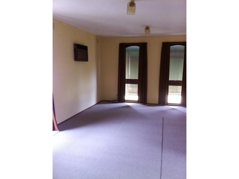 11 Bushland Avenue, Clayton South VIC 3169