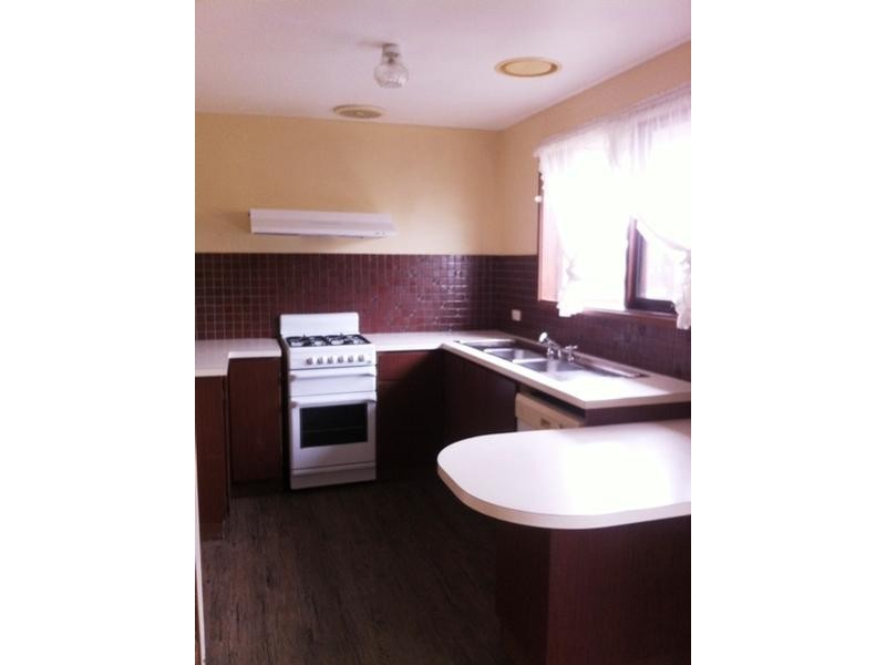 11 Bushland Avenue, Clayton South VIC 3169