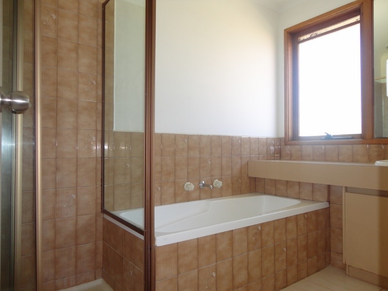 8 Glenda Close, Clarinda VIC 3169