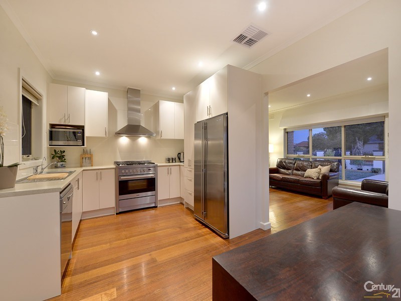 11 Brentwood Close, Clayton South VIC 3169