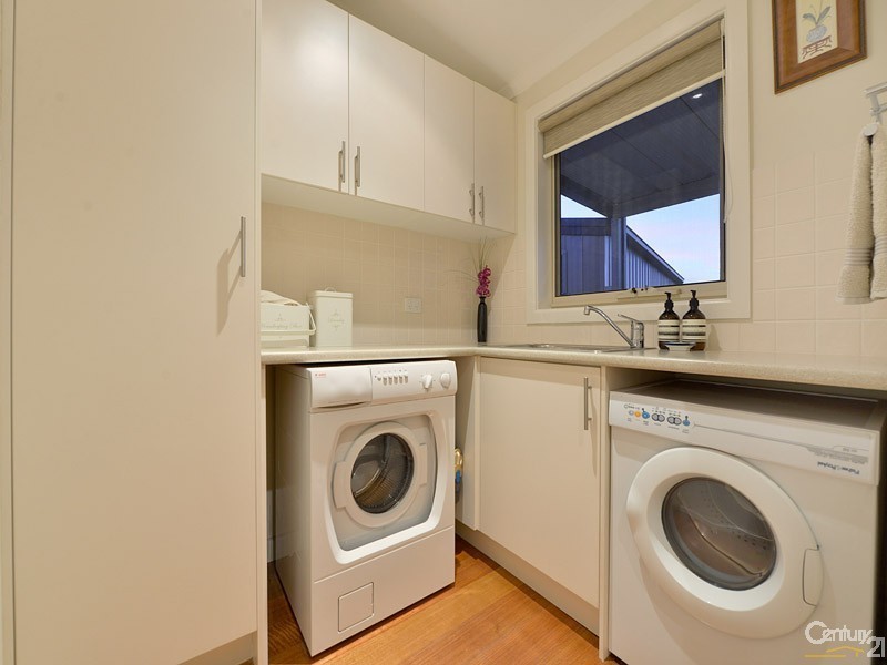 11 Brentwood Close, Clayton South VIC 3169