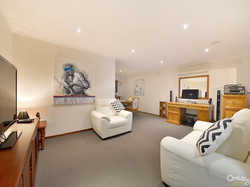 17 Bemboka Avenue, Clayton South VIC 3169